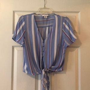 Summer button down, tie up shirt! SO cute!!!! 👚😍